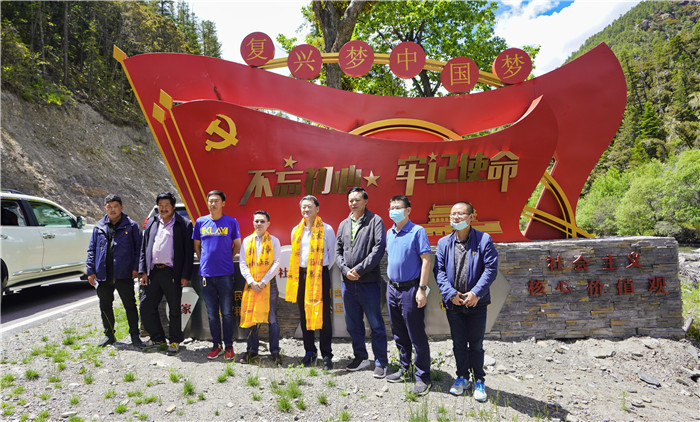 尊龙凯时集团党委书记、董事长任丁率队赴麻格同村推进对口帮扶工作