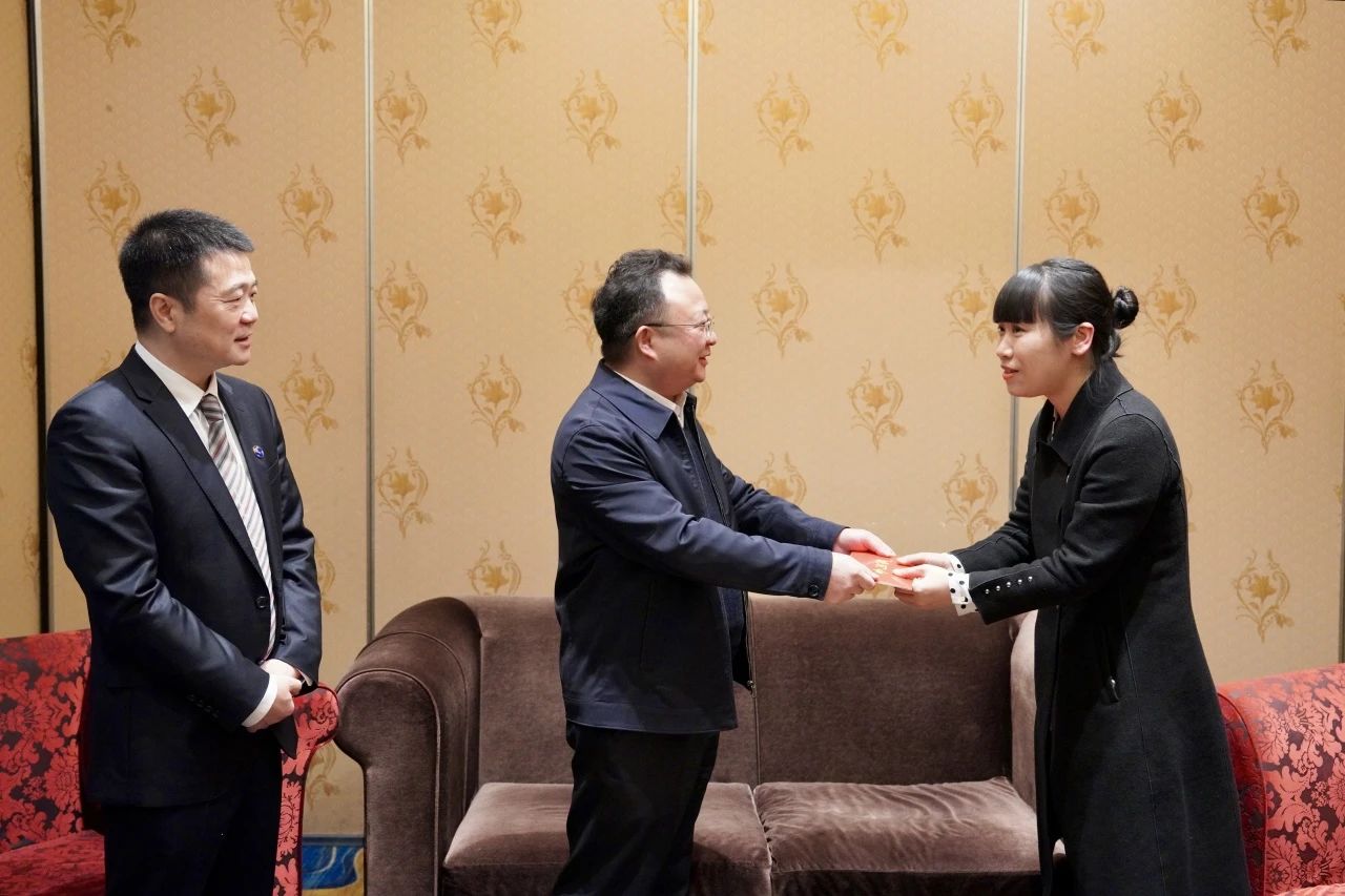 省国资委党委委员、副主任何政一行走访慰问省尊龙凯时集团生活困难党员