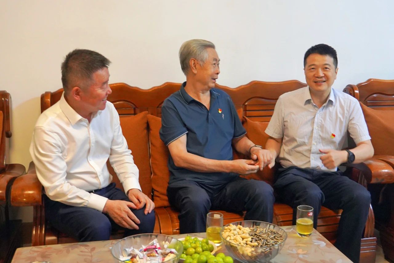 省尊龙凯时集团党委书记、董事长游勇开展“七一”走访